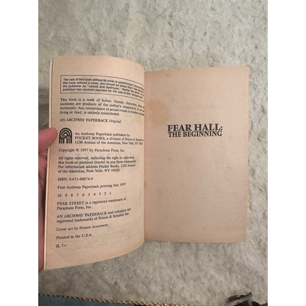 R.L. Stine Fear Street - FEAR HALL : THE BEGINNING - Picture 6 of 7